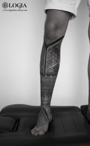 tatuaje-ornamentos-pierna-logia-barcelona-foteev 